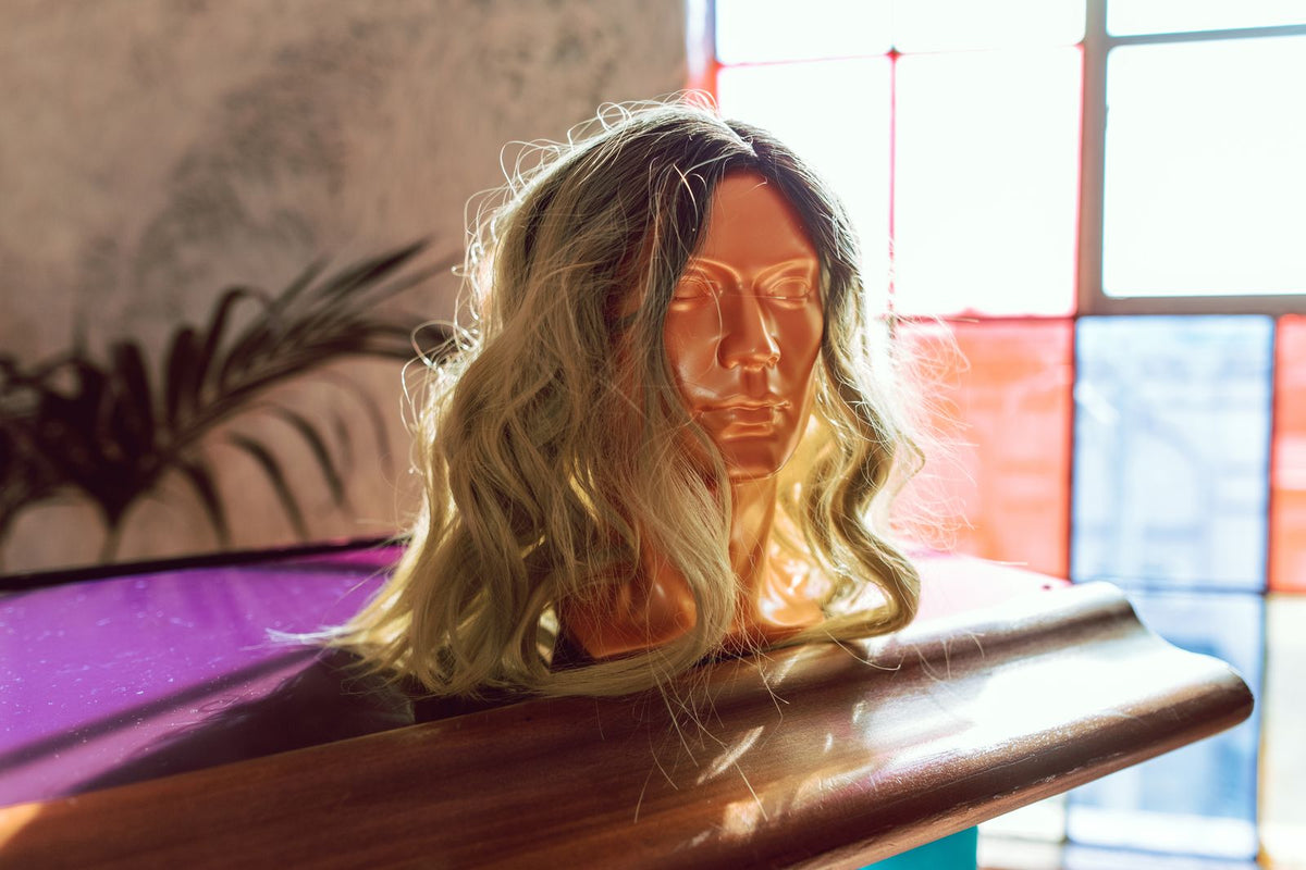 Atelier Élan Lumière Straight – Champagne Blonde, 22″ – Premium Perücke in Champagne Blonde